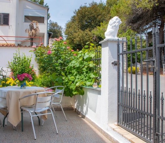 Apartments Betty / Two-bedroom apartment for up to 6 persons with terrace, parking, garden view