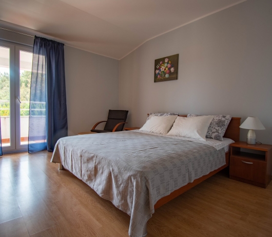 Apartments Betty / Two-bedroom apartment for up to 6 persons with terrace, parking, garden view