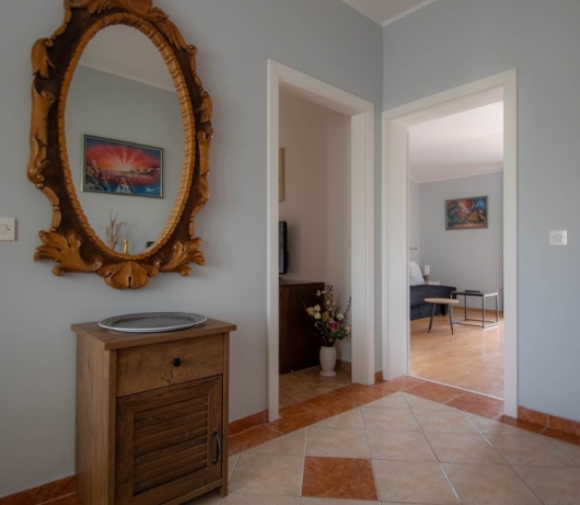 Apartments Betty / Two-bedroom apartment for up to 6 persons with terrace, parking, garden view