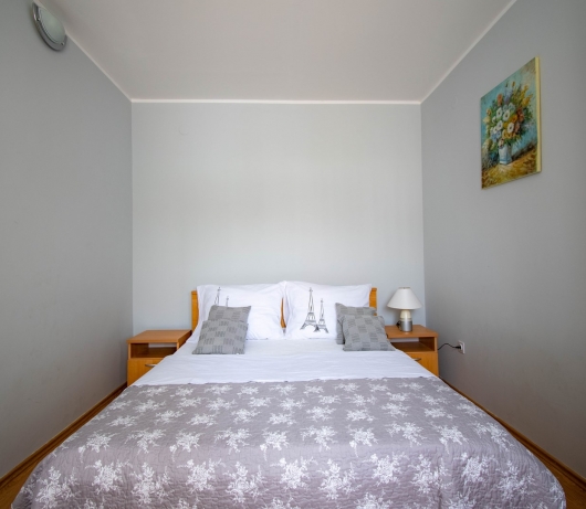 Apartments Betty / Two-bedroom apartment for up to 6 persons with terrace, parking, garden view