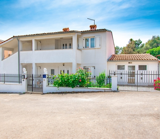 Apartments Betty / Two-bedroom apartment for up to 6 persons with terrace, parking, garden view
