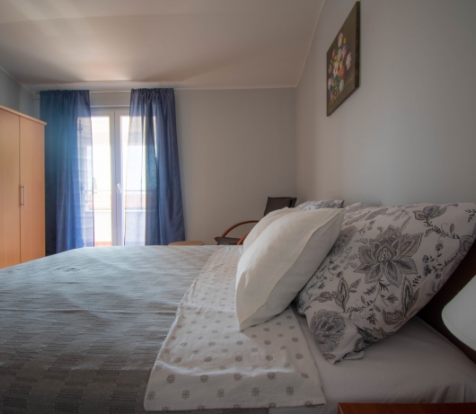 Apartments Betty / Two-bedroom apartment for up to 6 persons with terrace, parking, garden view