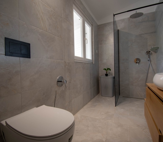 Apartments Betty / Two-bedroom apartment for up to 6 persons with terrace, parking, garden view