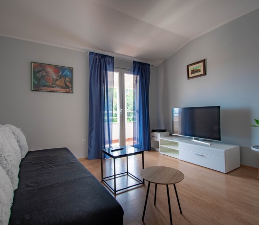 Apartments Betty / Two-bedroom apartment for up to 6 persons with terrace, parking, garden view