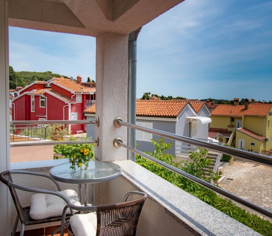 Apartments Betty / Two-bedroom apartment for up to 6 persons with terrace, parking, garden view