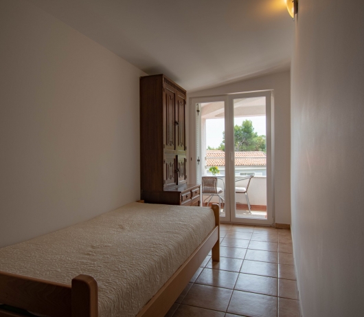 Apartments Betty / Two-bedroom apartment for up to 6 persons with terrace, parking, garden view