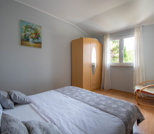 Apartments Betty / Two-bedroom apartment for up to 6 persons with terrace, parking, garden view