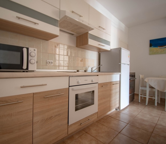 Apartments Betty / Two-bedroom apartment for up to 6 persons with terrace, parking, garden view
