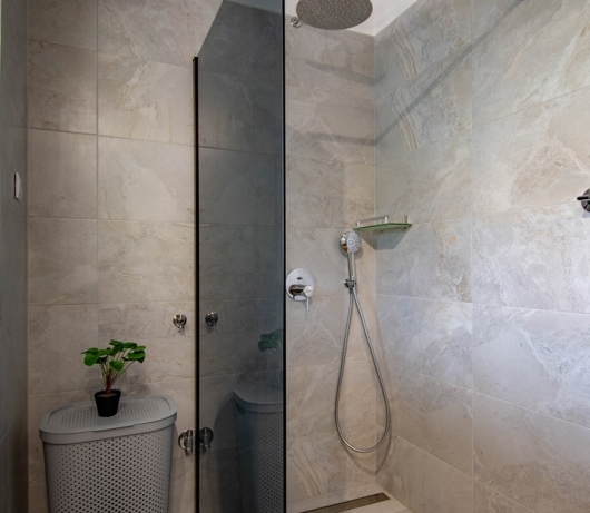 Apartments Betty / Two-bedroom apartment for up to 6 persons with terrace, parking, garden view