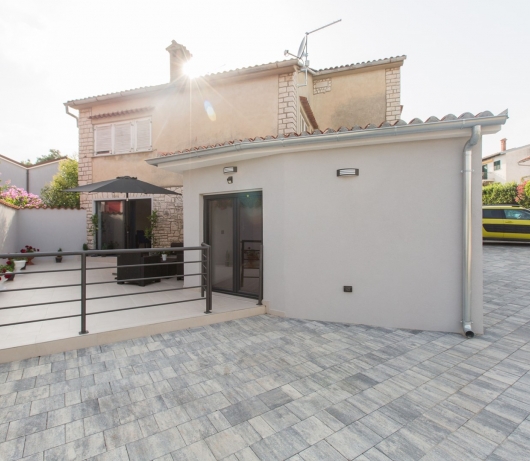 Apartments Betty/Two-bedroom apartment with parking, near the beach