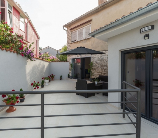 Apartments Betty/Two-bedroom apartment with parking, near the beach