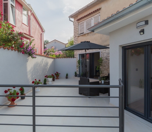 Apartments Betty/Two-bedroom apartment with parking, near the beach