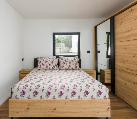 Apartments Betty/Two-bedroom apartment with parking, near the beach