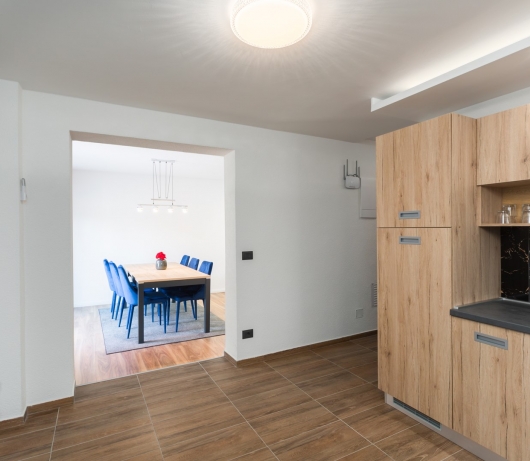 Apartments Betty/Two-bedroom apartment with parking, near the beach