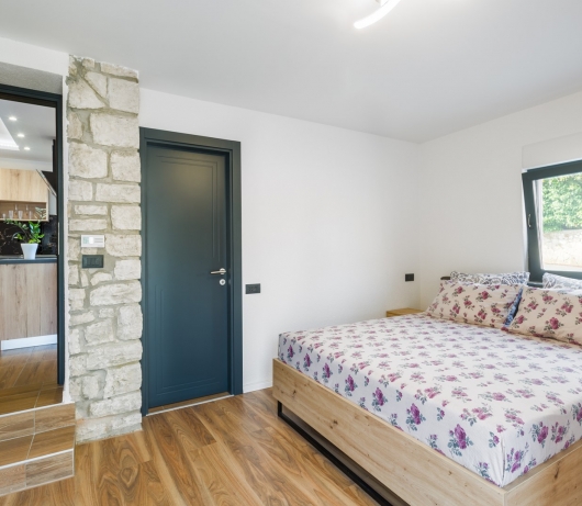 Apartments Betty/Two-bedroom apartment with parking, near the beach