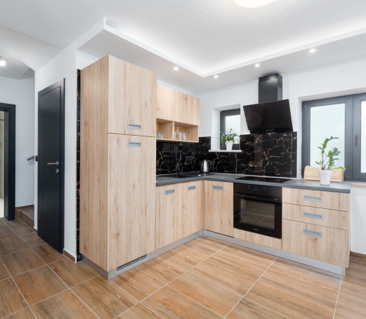 Apartments Betty/Two-bedroom apartment with parking, near the beach