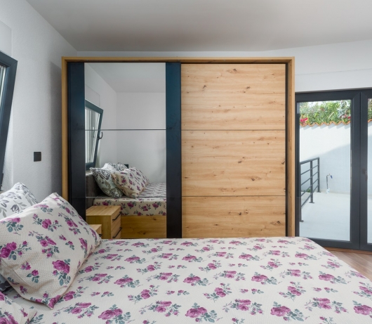 Apartments Betty/Two-bedroom apartment with parking, near the beach