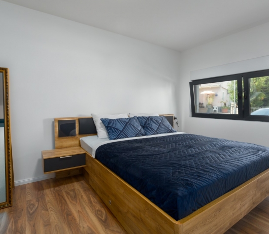 Apartments Betty/Two-bedroom apartment with parking, near the beach
