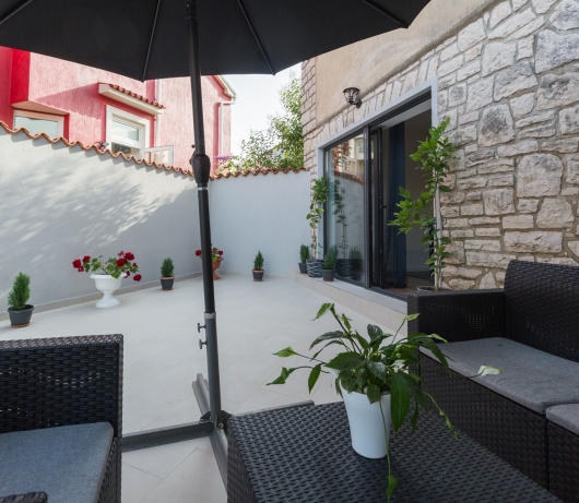 Apartments Betty/Two-bedroom apartment with parking, near the beach