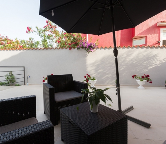 Apartments Betty/Two-bedroom apartment with parking, near the beach