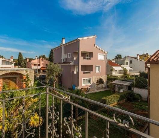 Elegant two-bedroom apartment with terrace in Rovinj