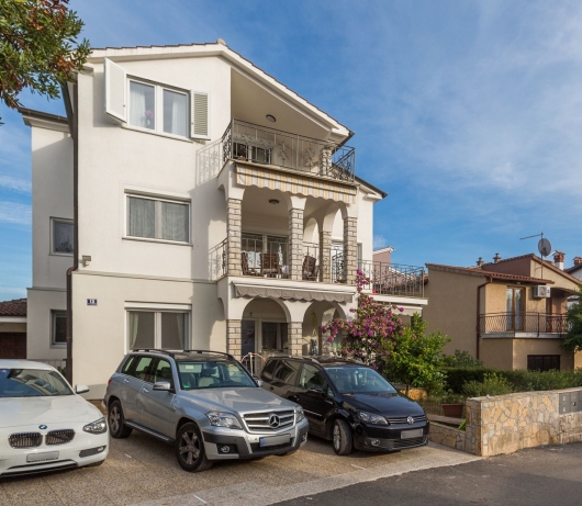 Elegant two-bedroom apartment with terrace in Rovinj