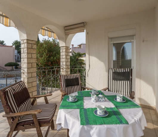 Elegant two-bedroom apartment with terrace in Rovinj