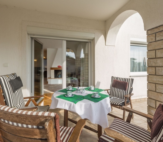 Elegant two-bedroom apartment with terrace in Rovinj