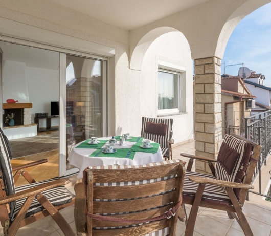 Elegant two-bedroom apartment with terrace in Rovinj