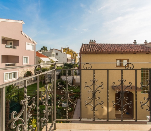 Elegant two-bedroom apartment with terrace in Rovinj