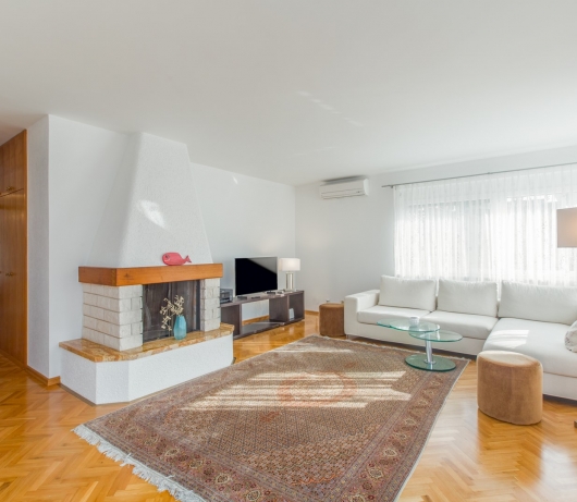 Elegant two-bedroom apartment with terrace in Rovinj