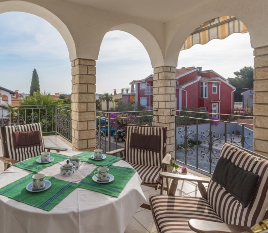 Elegant two-bedroom apartment with terrace in Rovinj