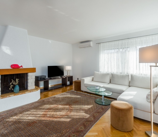 Elegant two-bedroom apartment with terrace in Rovinj