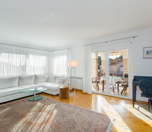 Elegant two-bedroom apartment with terrace in Rovinj

