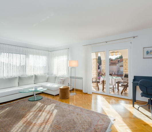 Elegant two-bedroom apartment with terrace in Rovinj