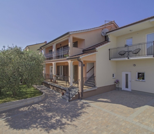 Apartments Doris / App mit drei Schlafzimmern, Garden, BBQ und Terrasse