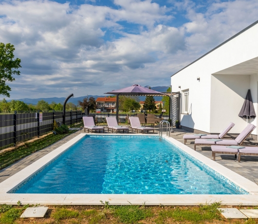 Moderne Villa Blue Lagoon mit Swimmingpool und Whirlpool
