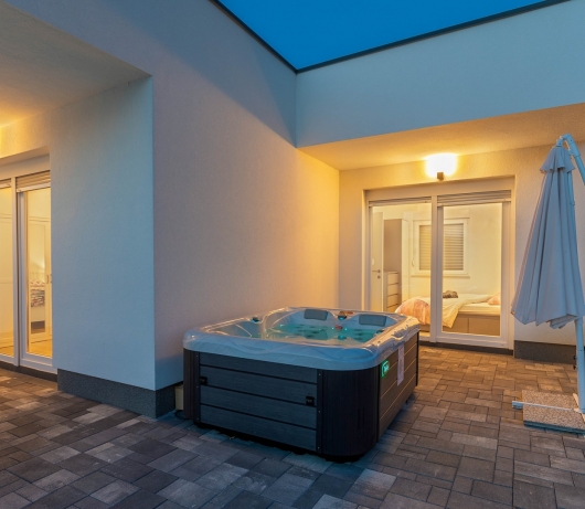 Moderne Villa Blue Lagoon mit Swimmingpool und Whirlpool