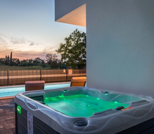 Moderne Villa Blue Lagoon mit Swimmingpool und Whirlpool
