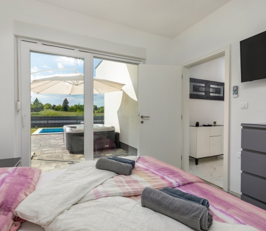 Moderne Villa Blue Lagoon mit Swimmingpool und Whirlpool