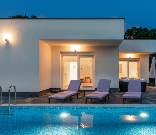 Moderne Villa Blue Lagoon mit Swimmingpool und Whirlpool
