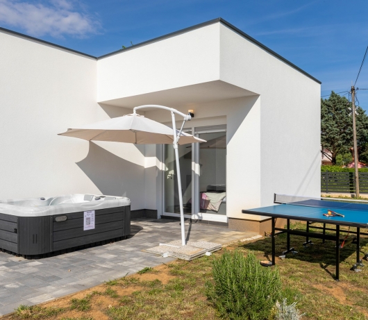 Moderne Villa Blue Lagoon mit Swimmingpool und Whirlpool