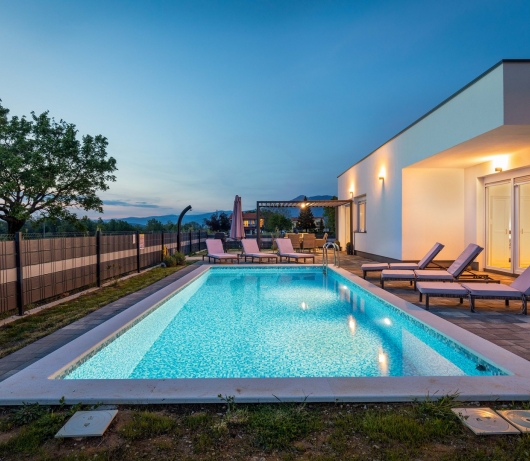 Moderne Villa Blue Lagoon mit Swimmingpool und Whirlpool