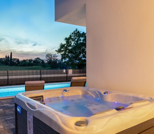 Moderne Villa Blue Lagoon mit Swimmingpool und Whirlpool