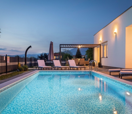 Moderne Villa Blue Lagoon mit Swimmingpool und Whirlpool