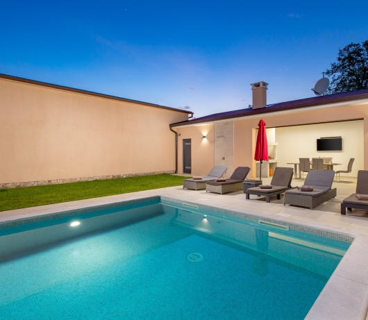 Villa Jessica mit Swimmingpool und Hydromassage, Garten, Grill