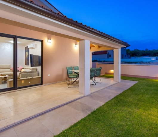 Villa Jessica mit Swimmingpool und Hydromassage, Garten, Grill