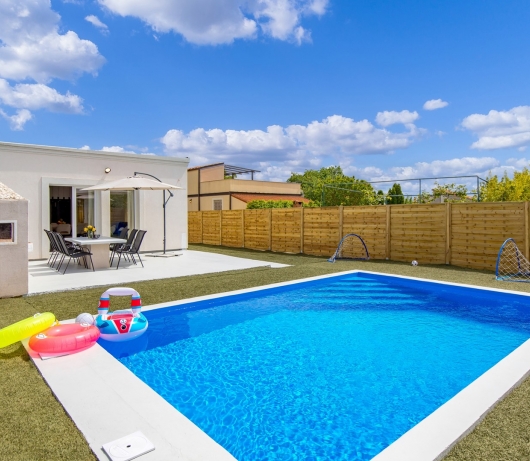 Cosy holiday home Infinity with pool and BBQ