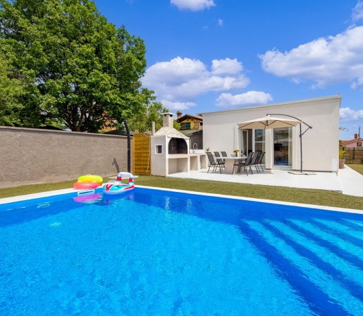 Cosy holiday home Infinity with pool and BBQ
