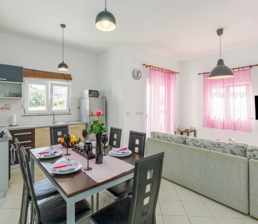 Komforan dvosobni apartman Bruno sa terasom